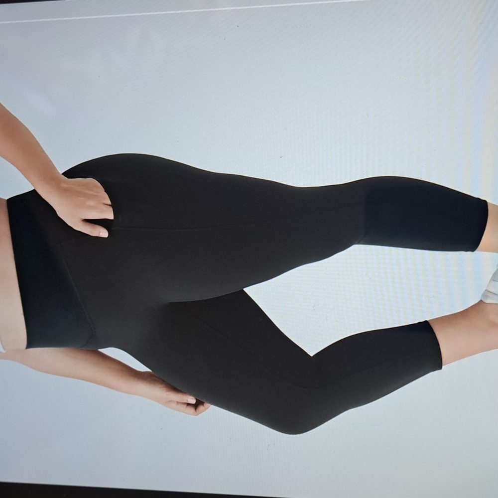 2X    HALARA ULTRASCULPT TUMMY CONTOL CAPRI